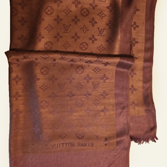 Louis Vuitton Monogram Shine Shawl - Picture 3 of 6